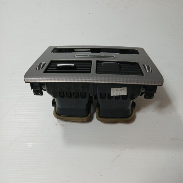 Range Rover Sport L494 Rear Vents in Centre Console DK62044E15EB - Image 2